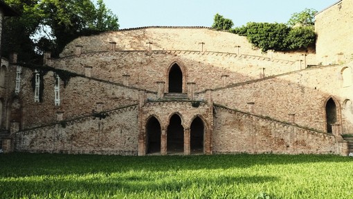 Il cortile dell'ex asilo infantile Regina Elena