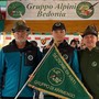 Sergio De Grandi (il primo a sinistra), Matteo Scattone e suo padre Silvio Cantone, alpino del Gruppo di Aramengo, a testimonianza di una tradizione che si tramanda con orgoglio