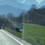 Il camion ribaltato sulla Bovesana