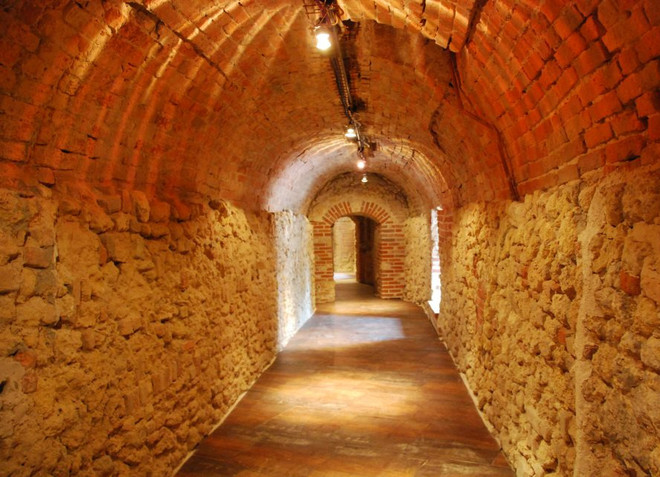 L'arte contemporanea illumina i camminamenti del castello di Moncalvo con la mostra su Remo Faggi