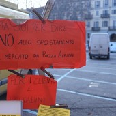 Uno dei numerosi cartelli di protesta esposti in piazza durante precedenti manifestazioni dei mercatali