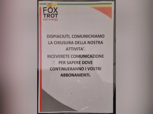 Il cartello affisso sulla porta d'ingresso della palestra