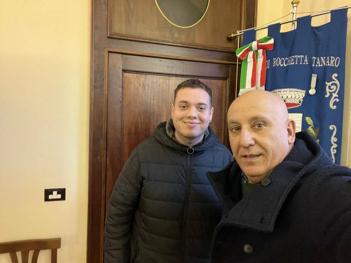 Il presidente della Consulta giovanile rocchettese ritratto con il sindaco del paese, Massimo Furgo (a destra nell'immagine) Il presidente della Consulta giovanile rocchettese ritratto con il sindaco del paese, Massimo Furgo (a destra nell'immagine)