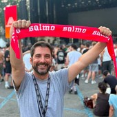 L'assessore Candelaresi ritratto in piazza Alfieri prima dell'esibizione di Salmo (foto tratta dal profilo Facebook dell'assessore)