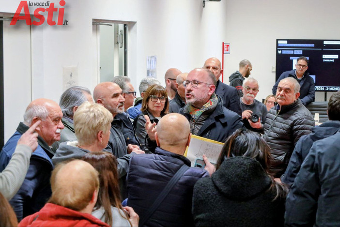 Il sindaco Rasero attorniato da alcuni residenti di Cascina Volta (MerfePhoto)