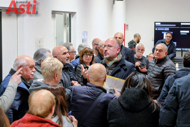 Il sindaco Rasero attorniato da alcuni residenti di Cascina Volta (MerfePhoto)