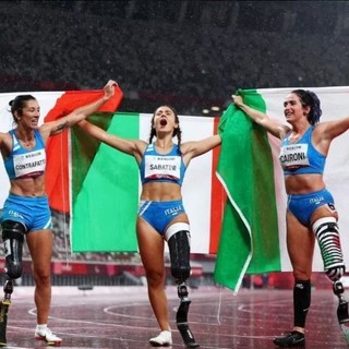 Monica Contraffatto, Ambra Sabatini e Martina Caironi, atlete paralimpiche in forza al gruppo sportivo delle Fiamme Gialle, ritratte al termine della finale dei 100 metri alle Paralimpiadi di Tokio