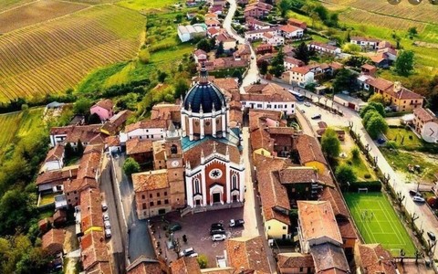 In foto: Fontanile e la chiesa di San Giovanni Battista