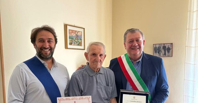 Calosso festeggia i 100 anni di Carmelino Grasso Calosso festeggia i 100 anni di Carmelino Grasso