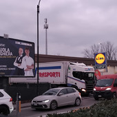 Traffico in tilt in corso Savona: le manovre di un tir riaccendono la polemica sulla nuova rotonda