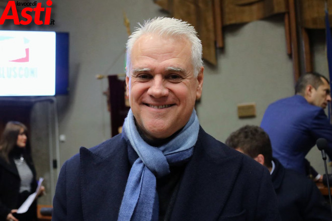 Il ministro Zangrillo durante un congresso di Forza Italia ad Asti