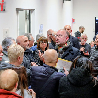 Il sindaco Rasero attorniato da alcuni residenti di Cascina Volta (MerfePhoto)