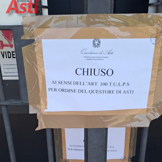 Il cartello fuori dal locale