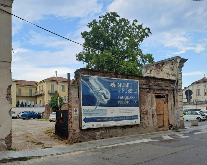 "Il cartello del museo dei fossili diventa un reperto di degrado in corso Alfieri?"