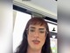 Un frame tratto dal video di Cara (2,7 mln di followers) sul bus