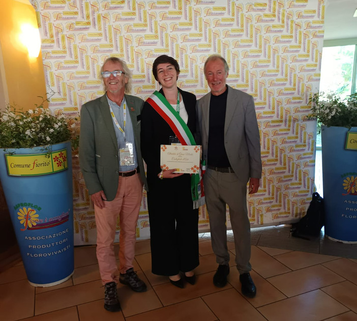 La consigliera Santarsiero riceve il premio La consigliera Santarsiero riceve il premio