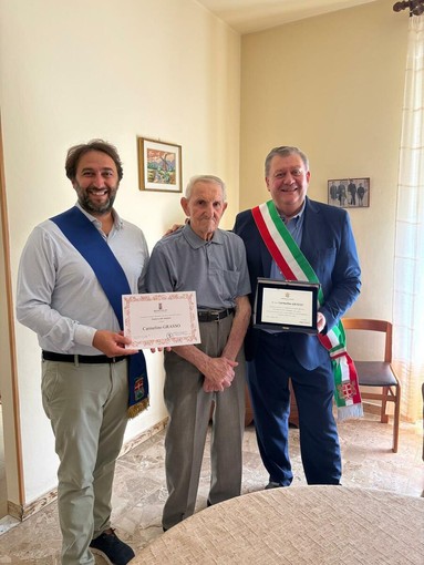 Calosso festeggia i 100 anni di Carmelino Grasso Calosso festeggia i 100 anni di Carmelino Grasso