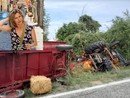 Il mezzo agricolo ribaltato dopo il grave incidente e, nel riquadro in alto a sinistra, la vittima