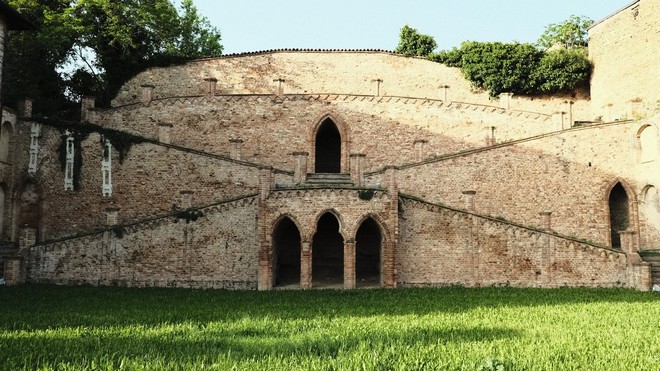 Il cortile dell'ex asilo infantile Regina Elena