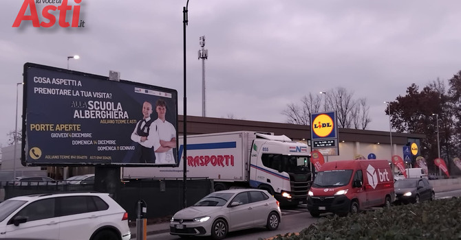 Traffico in tilt in corso Savona: le manovre di un tir riaccendono la polemica sulla nuova rotonda Traffico in tilt in corso Savona: le manovre di un tir riaccendono la polemica sulla nuova rotonda