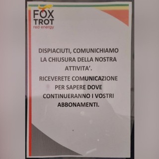 Il cartello affisso sulla porta d'ingresso della palestra