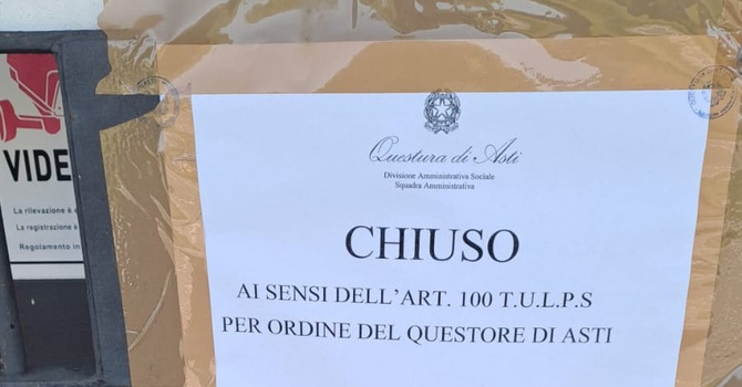 Il cartello fuori dal locale