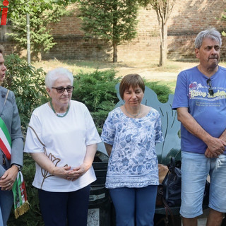 La vicesindaca Morra con la famiglia e l'amico sopravvissuto di Alganon (MerfePhoto) La vicesindaca Morra con la famiglia e l'amico sopravvissuto di Alganon (MerfePhoto)