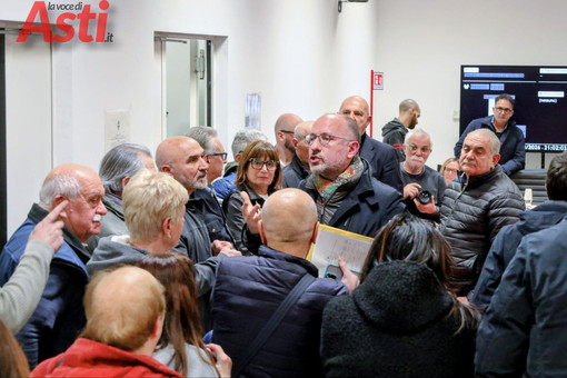 Il sindaco Rasero attorniato da alcuni residenti di Cascina Volta (MerfePhoto) Il sindaco Rasero attorniato da alcuni residenti di Cascina Volta (MerfePhoto)
