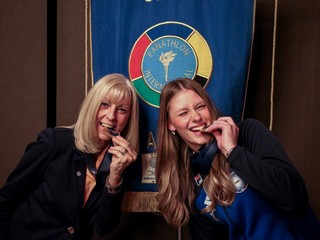 Manuela Costantino e Margherita Ostoni scherzano con le medaglie
