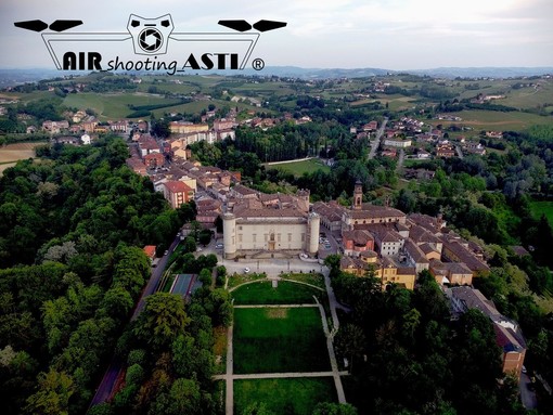 Costigliole d'Asti, con il suo imponente castello, vista dall'alto in uno scatto di Air Shooting Asti