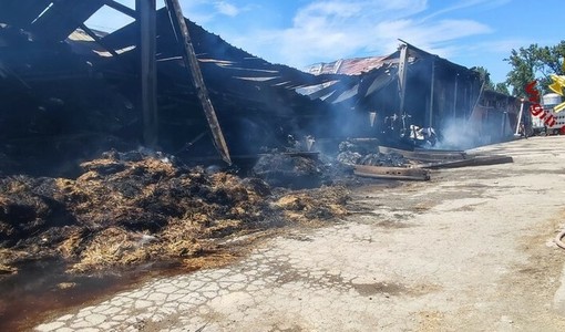 Calliano: vigili del fuoco mobilitati per il secondo giorno consecutivo dopo il rogo in cascina Calliano: vigili del fuoco mobilitati per il secondo giorno consecutivo dopo il rogo in cascina