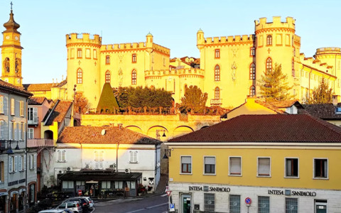 Il castello di Costigliole d'Asti visto dal Municipio