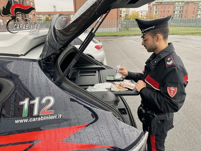 Spaccia cocaina mentre era ai domiciliari, ora è di nuovo in carcere Spaccia cocaina mentre era ai domiciliari, ora è di nuovo in carcere