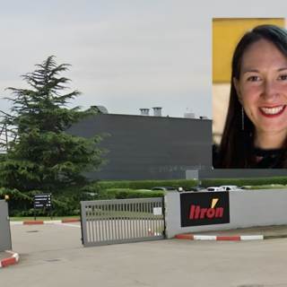 La sede astigiana di Itron e, nel riquadro, Deborah Petruccelli