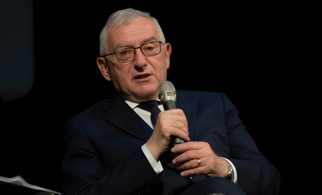 Il generale Graziano ritratto da Franco Rabino durante l'edizione 2023 del festival letterario Passepartout