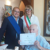 Il neo centenario con il consigliere Mancuso e la sindaca Masino