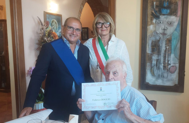 Il neo centenario con il consigliere Mancuso e la sindaca Masino Il neo centenario con il consigliere Mancuso e la sindaca Masino