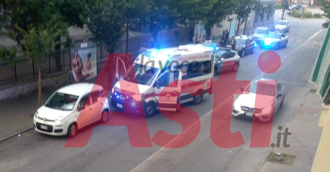 Un'intervento di polizia e 118 in corso Matteotti (immagine d'archivio)