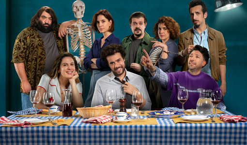 Un'immagine promozionale di "Cena di classe", nuovo film firmato da Francesco Mandelli, in passato componente del duo comico "I soliti idioti" Un'immagine promozionale di "Cena di classe", nuovo film firmato da Francesco Mandelli, in passato componente del duo comico "I soliti idioti"