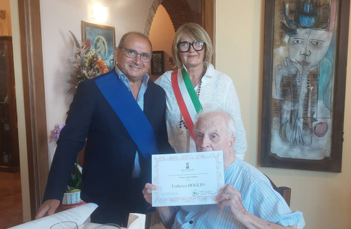 Il neo centenario con il consigliere Mancuso e la sindaca Masino Il neo centenario con il consigliere Mancuso e la sindaca Masino