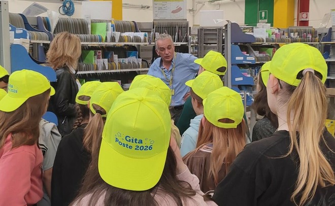 Poste Italiane, i bambini della primaria di Ferrere in visita al Centro di Recapito di Asti