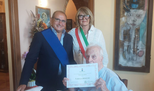 Il neo centenario con il consigliere Mancuso e la sindaca Masino Il neo centenario con il consigliere Mancuso e la sindaca Masino