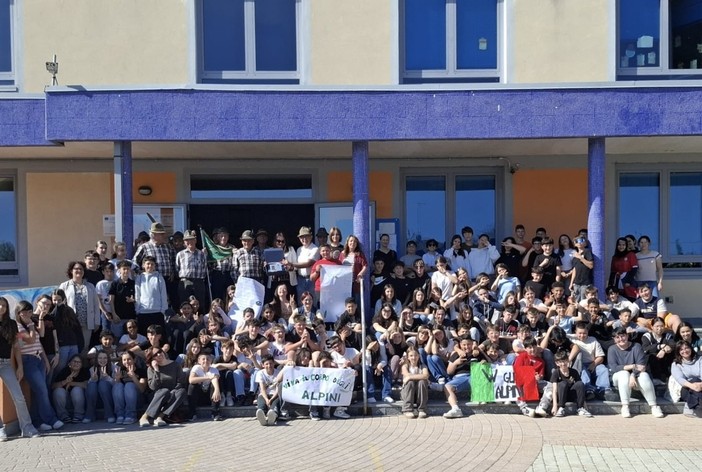Gli Alpini con i ragazzi della scuola di primo e secondo grado di Nizza Monferrato.