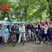 Il sindaco Rasero e gli assessori Bologna e Giacomini con alcuni dei bambini presenti alla Ciclofficina