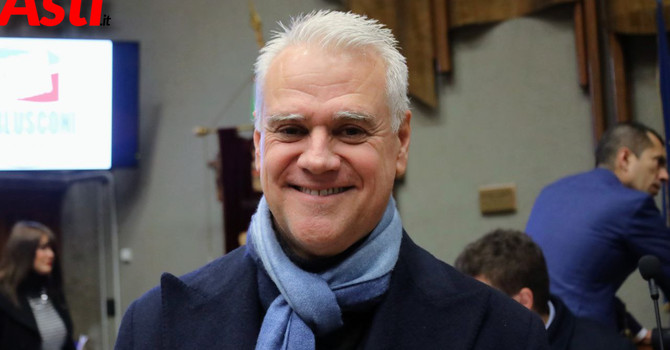 Il ministro Zangrillo durante un congresso di Forza Italia ad Asti