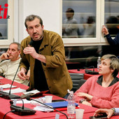 Il consigliere Mauro Bosia (Uniti si può) ritratto nel corso del suo intervento in consiglio comunale aperto. Accanto a lui il consigliere Massimo Cerruti (M5S) e la consigliera Vittoria Briccarello (Uniti si può), tre degli esponenti di minoranza firmatari della lettera - Ph. Merfephoto - Efrem Zanchettin