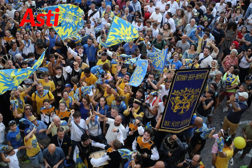 I festeggiamenti del Borgo don Bosco dopo la vittoria al Palio di Asti
