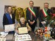 La neo centenaria ritratta con la consigliera Angelica Corino ed i primi cittadini di Canelli (alla sinistra della festeggiata) e Calamandrana