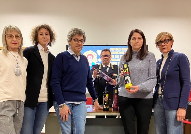 Nell'immagine, da sinistra: i tre operatori Asl, il vicecomandante Tedesco, il sindaco Macchia e la dirigente scolastica Sinceri con alcune bombolette ritrovate Nell'immagine, da sinistra: i tre operatori Asl, il vicecomandante Tedesco, il sindaco Macchia e la dirigente scolastica Sinceri con alcune bombolette ritrovate