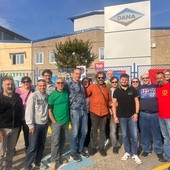 Nella foto d'archivio un'iniziativa sindacale di fronte ai cancelli dello stabilimento sommarivese Nella foto d'archivio un'iniziativa sindacale di fronte ai cancelli dello stabilimento sommarivese